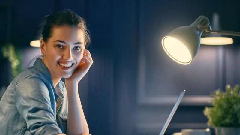 Una mujer sonríe en su escritorio.