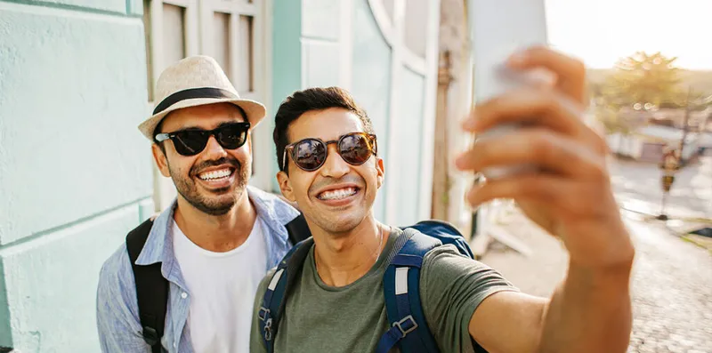 Pareja LGBTQ+ de vacaciones
