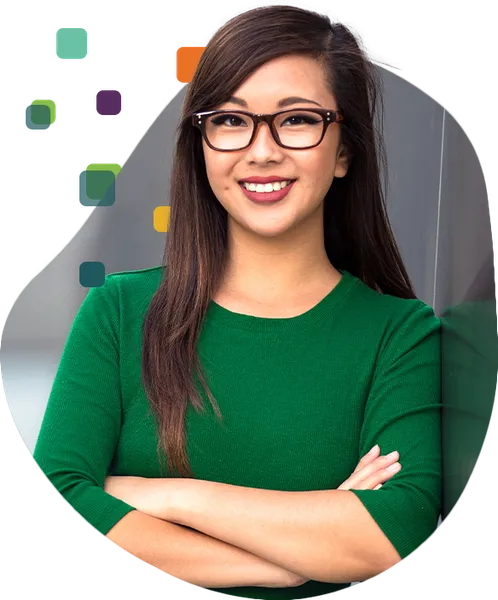 Joven mujer asiática con gafas, un suéter verde y brazos cruzados.
