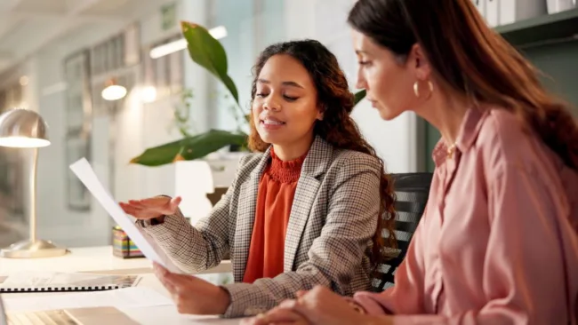 Un empleado hablando con un asesor financiero de GreenPath
